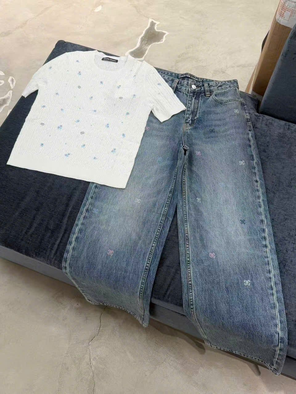  Áo trắng trám nhỏ logo ngực 