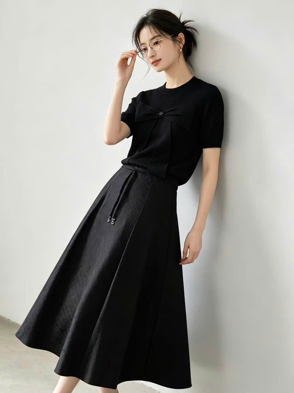  Chân váy lụa dài, cạp đính dây nơ 