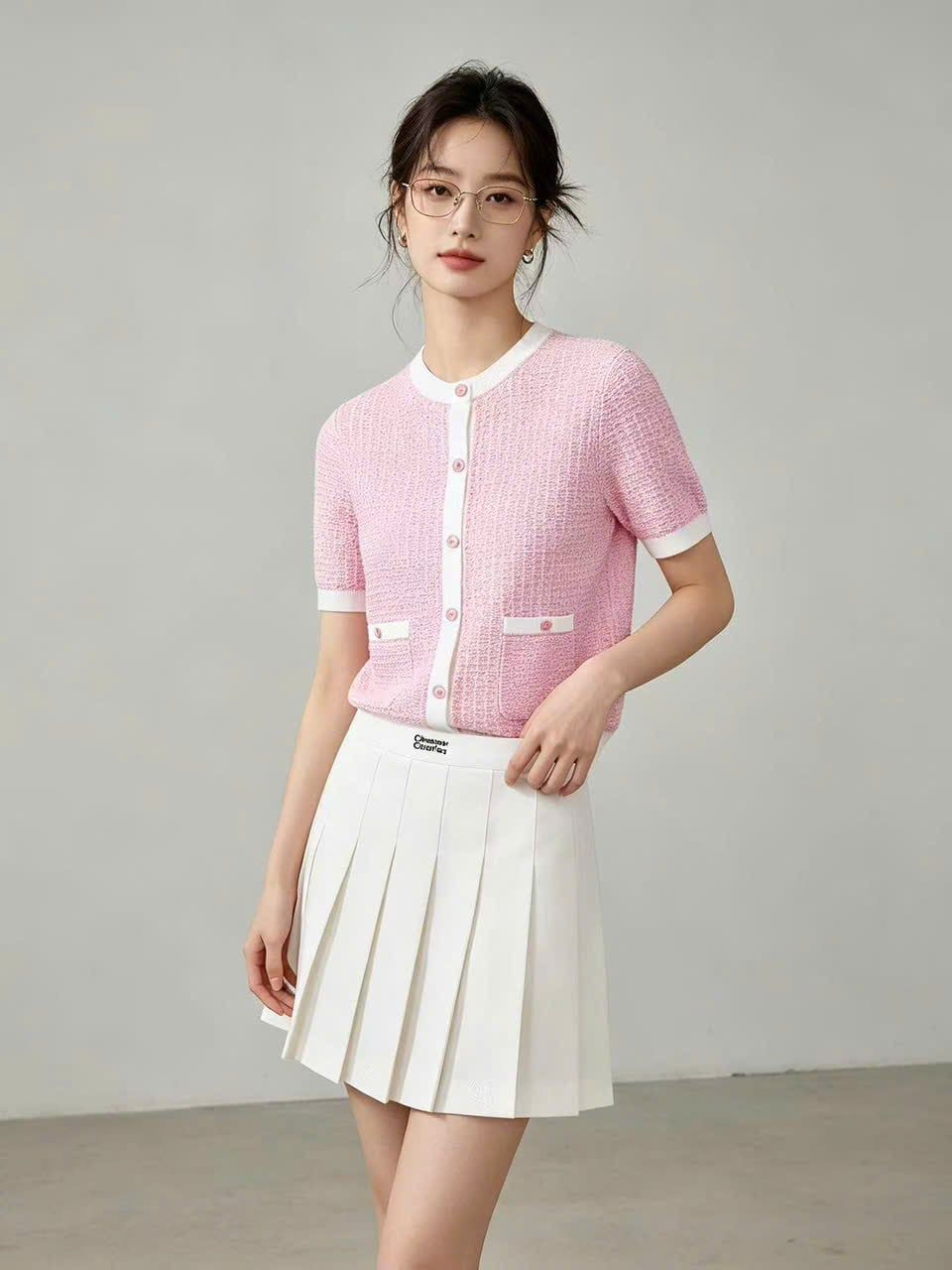 Chân váy ngắn trắng cạp chữ đen 