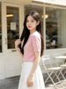  Áo hồng bo gấu, 1 bên cổ đính nơ hồng 
