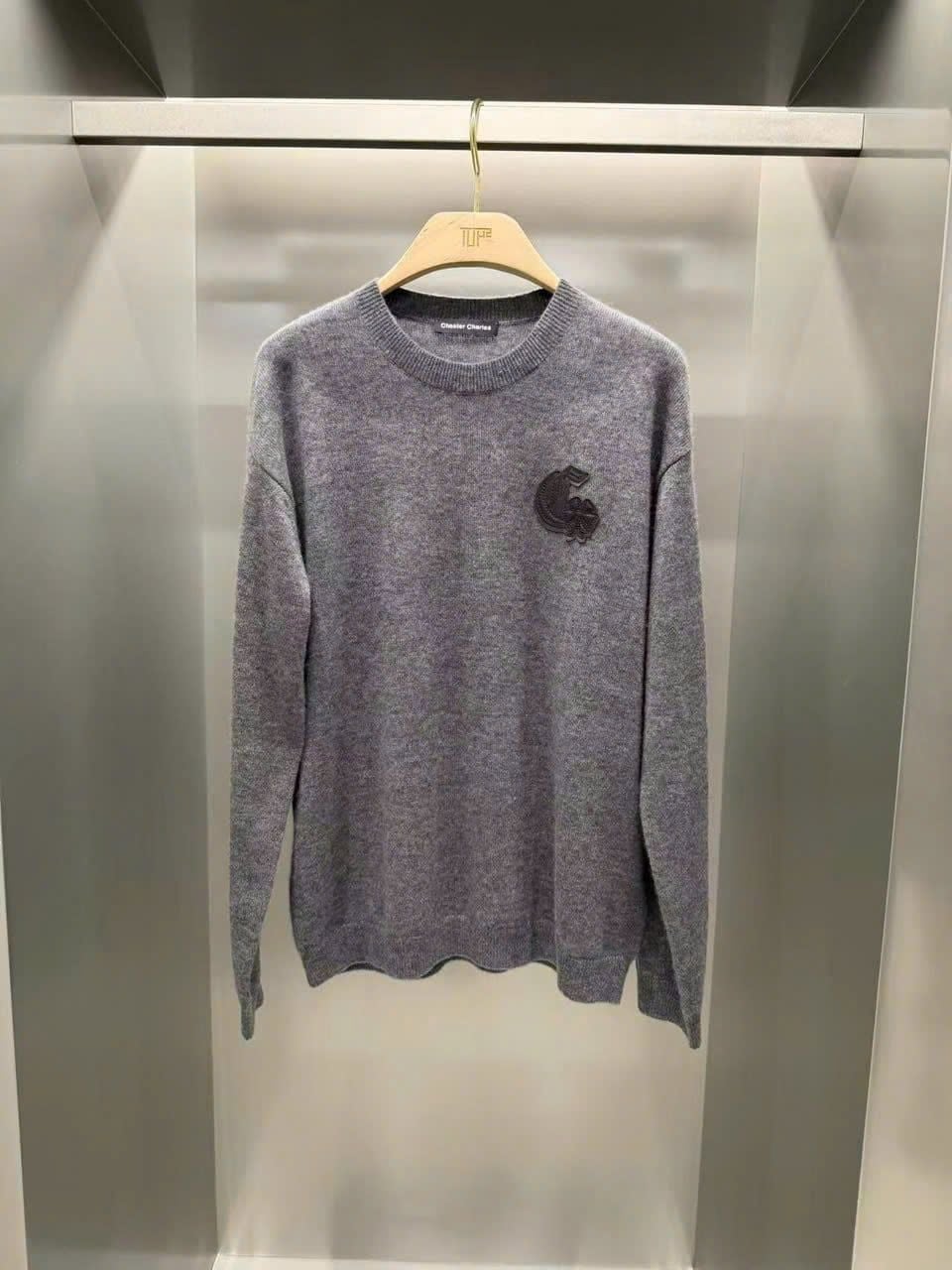  Áo Dài Tay Cashmere Xám Cổ Tròn Logo Da Ngực Trái 