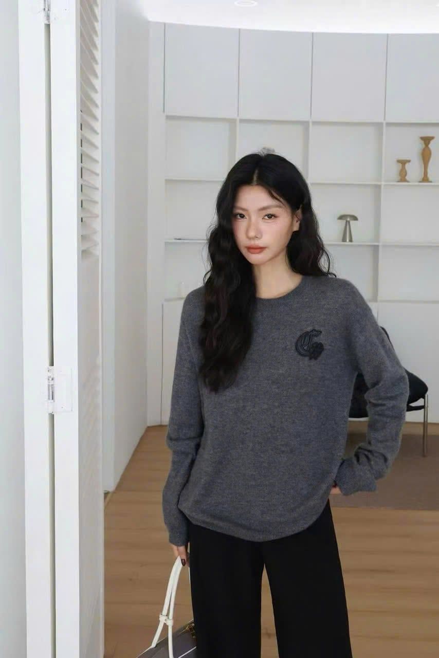 Áo Dài Tay Cashmere Xám Cổ Tròn Logo Da Ngực Trái 