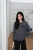  Áo Dài Tay Cashmere Xám Cổ Tròn Logo Da Ngực Trái 