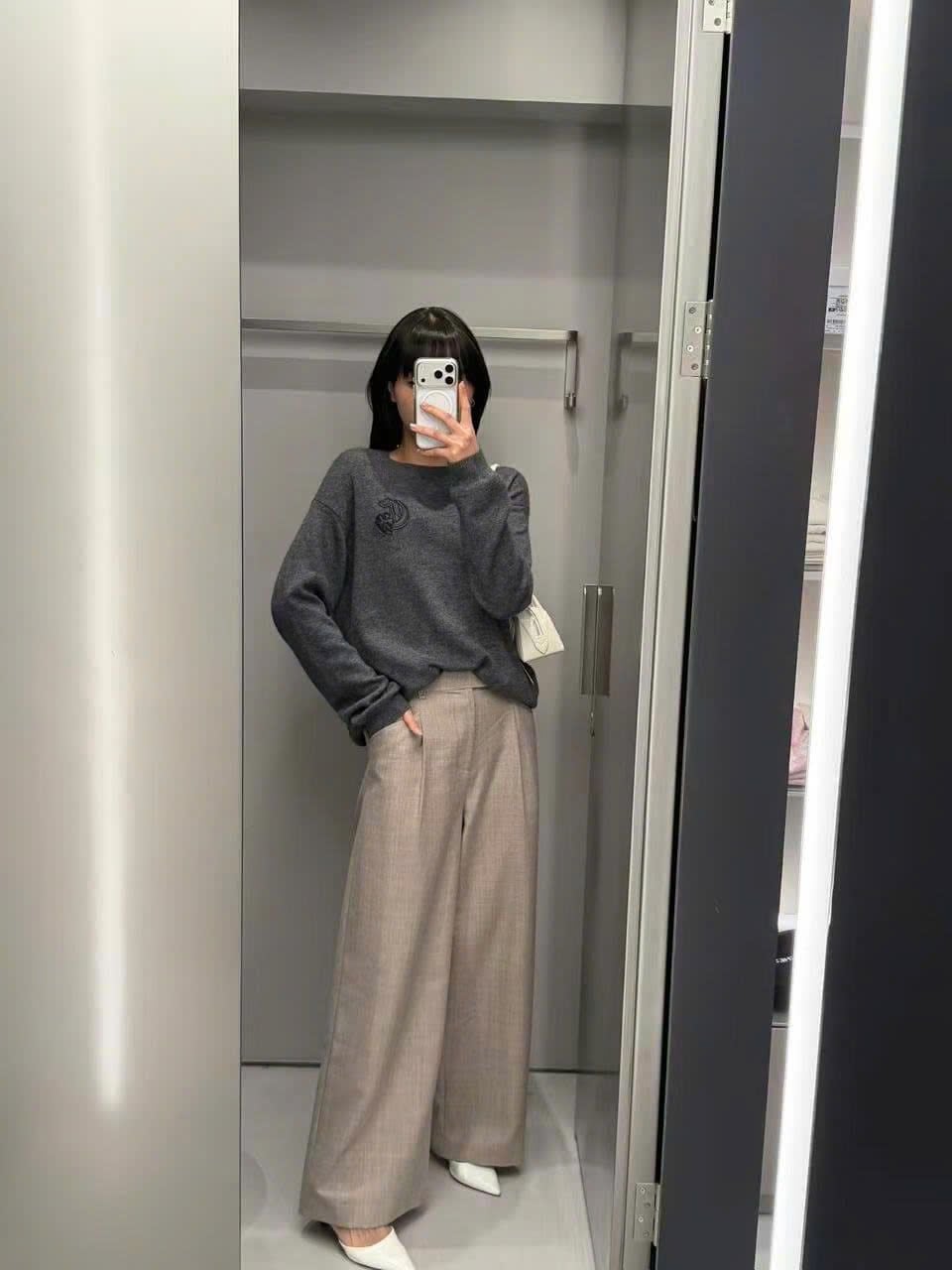  Áo Dài Tay Cashmere Xám Cổ Tròn Logo Da Ngực Trái 