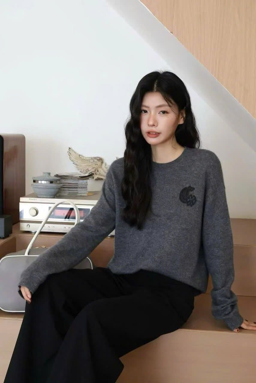  Áo Dài Tay Cashmere Xám Cổ Tròn Logo Da Ngực Trái 
