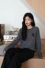  Áo Dài Tay Cashmere Xám Cổ Tròn Logo Da Ngực Trái 