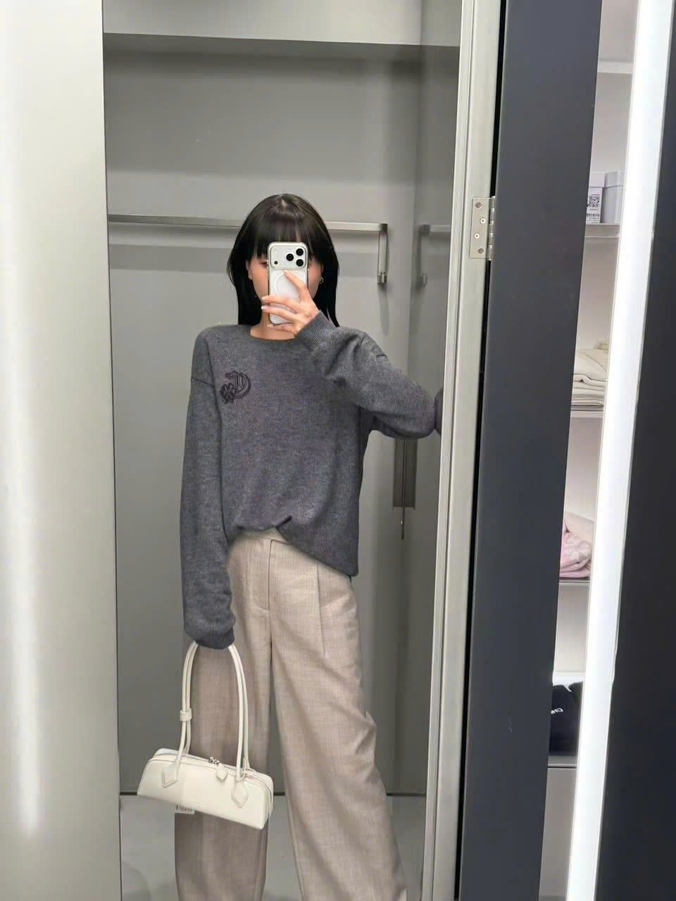  Áo Dài Tay Cashmere Xám Cổ Tròn Logo Da Ngực Trái 