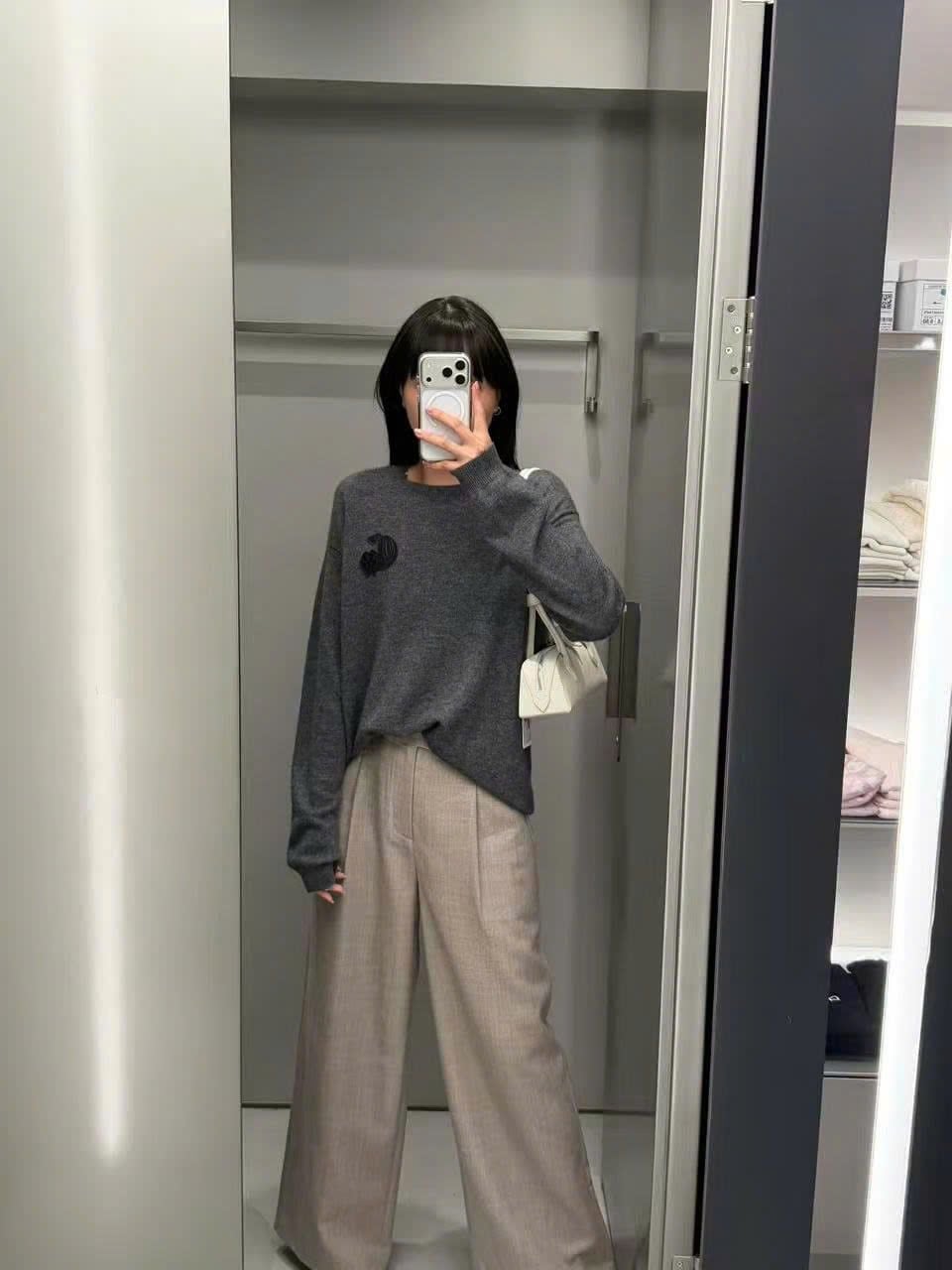  Áo Dài Tay Cashmere Xám Cổ Tròn Logo Da Ngực Trái 