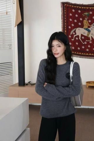  Áo Dài Tay Cashmere Xám Cổ Tròn Logo Da Ngực Trái 