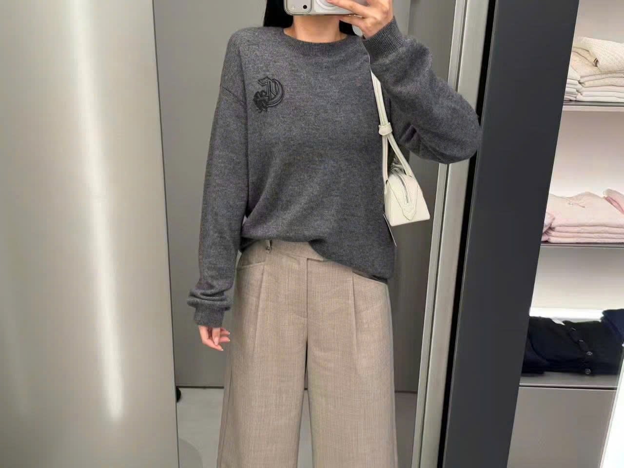  Áo Dài Tay Cashmere Xám Cổ Tròn Logo Da Ngực Trái 