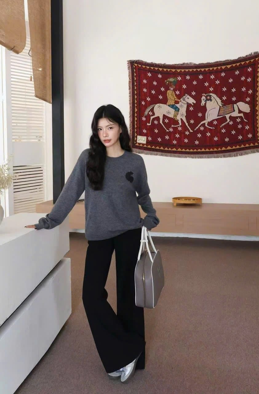  Áo Dài Tay Cashmere Xám Cổ Tròn Logo Da Ngực Trái 