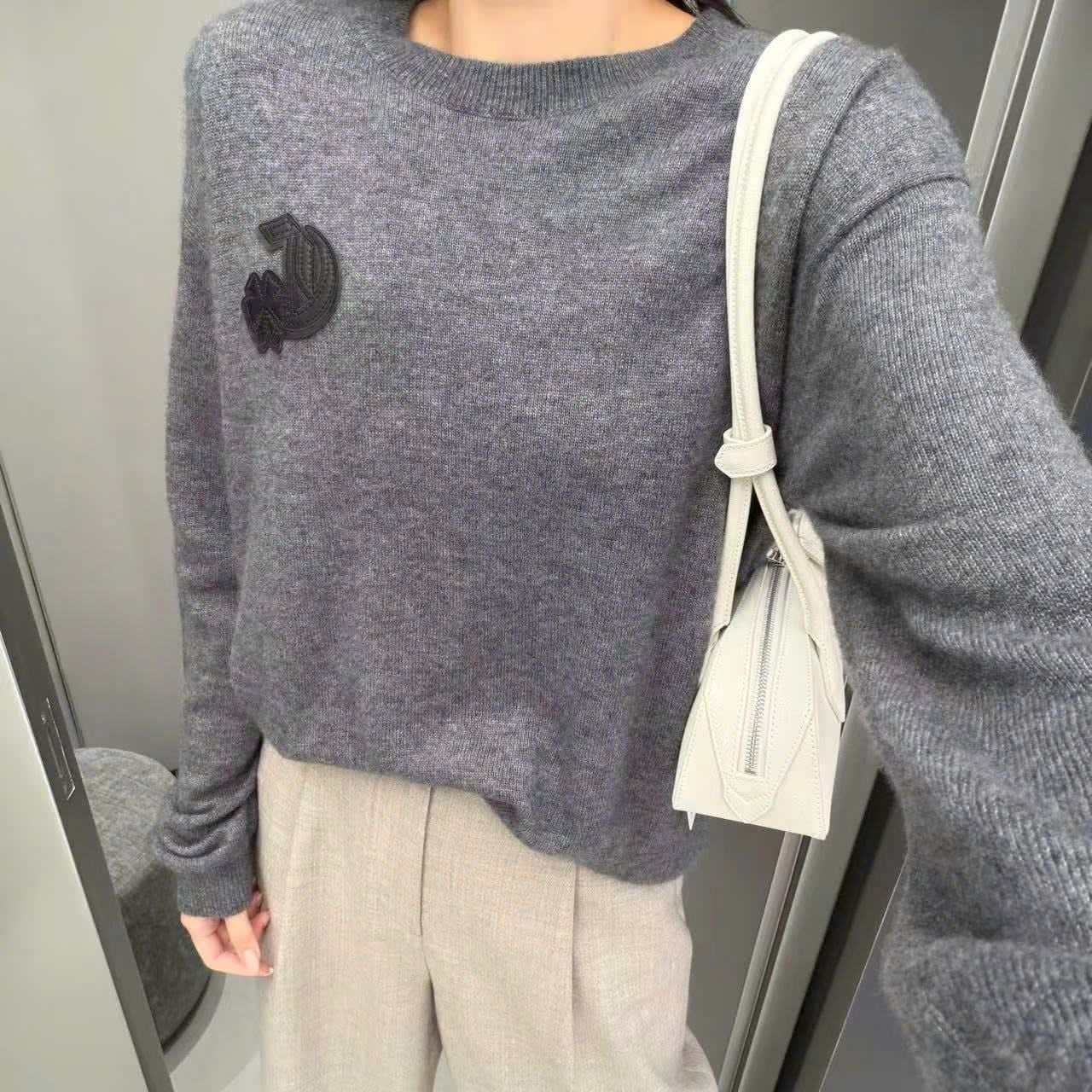  Áo Dài Tay Cashmere Xám Cổ Tròn Logo Da Ngực Trái 
