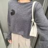  Áo Dài Tay Cashmere Xám Cổ Tròn Logo Da Ngực Trái 