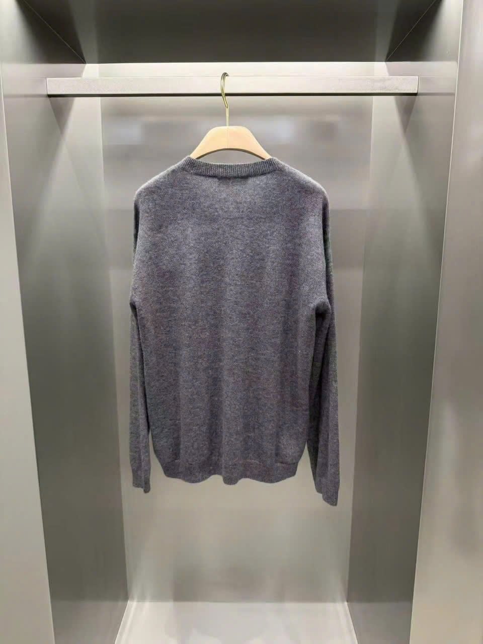  Áo Dài Tay Cashmere Xám Cổ Tròn Logo Da Ngực Trái 