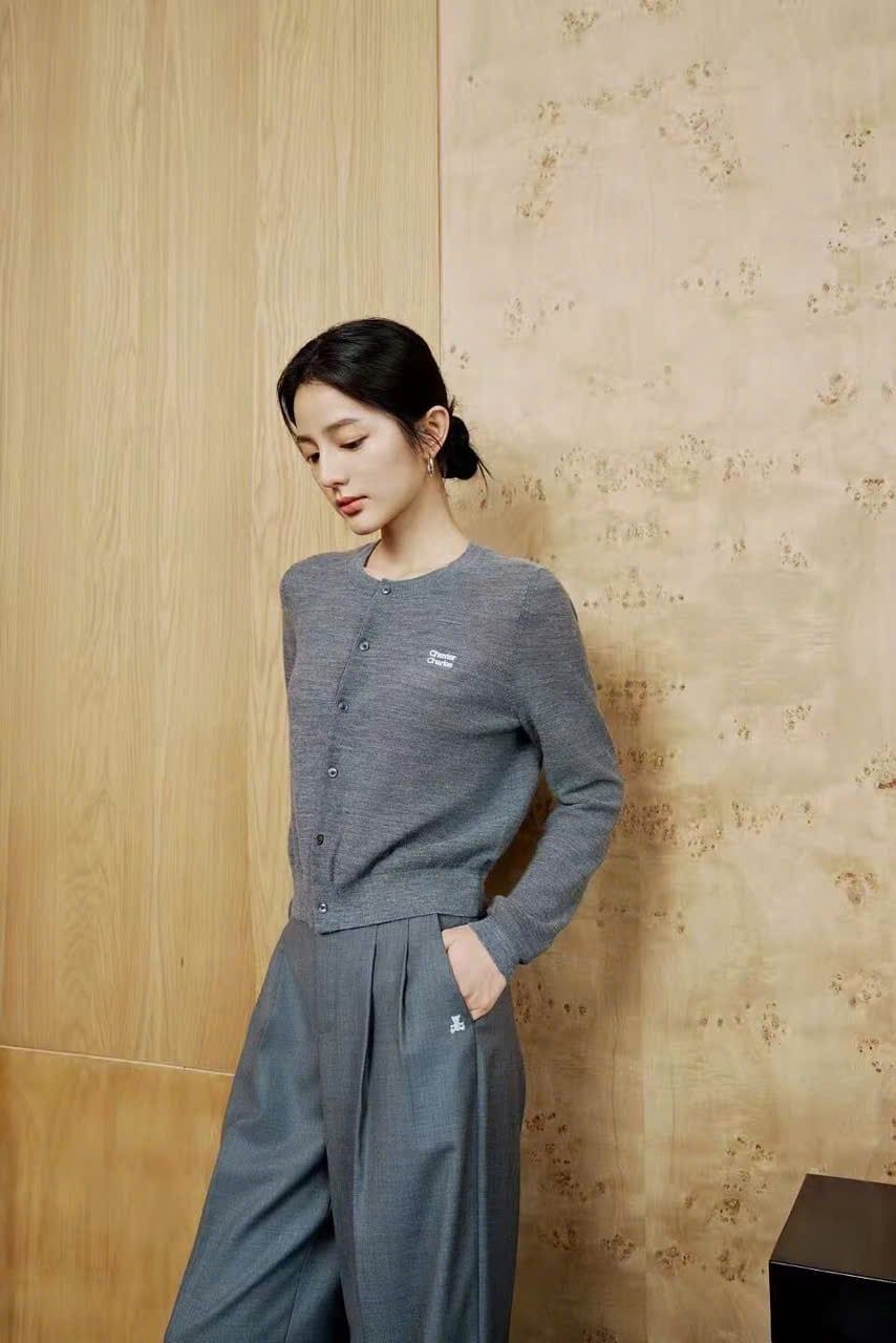  Áo Cardigan Xám Cổ Tròn Logo Ngực Trái 