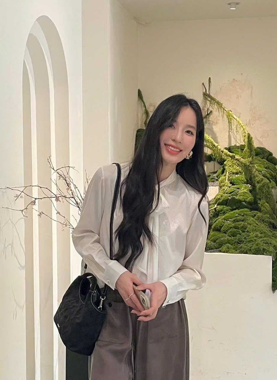  Áo sơ mi lụa trắng kẻ thoi , thắt dây 