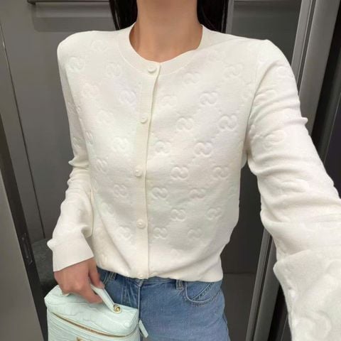  Áo Cardigan Trắng Hoạ Tiết Monogram CC 