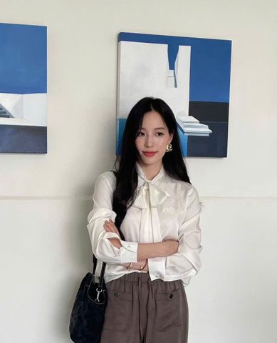  1. Áo sơ mi lụa trắng kẻ thoi , thắt dây 