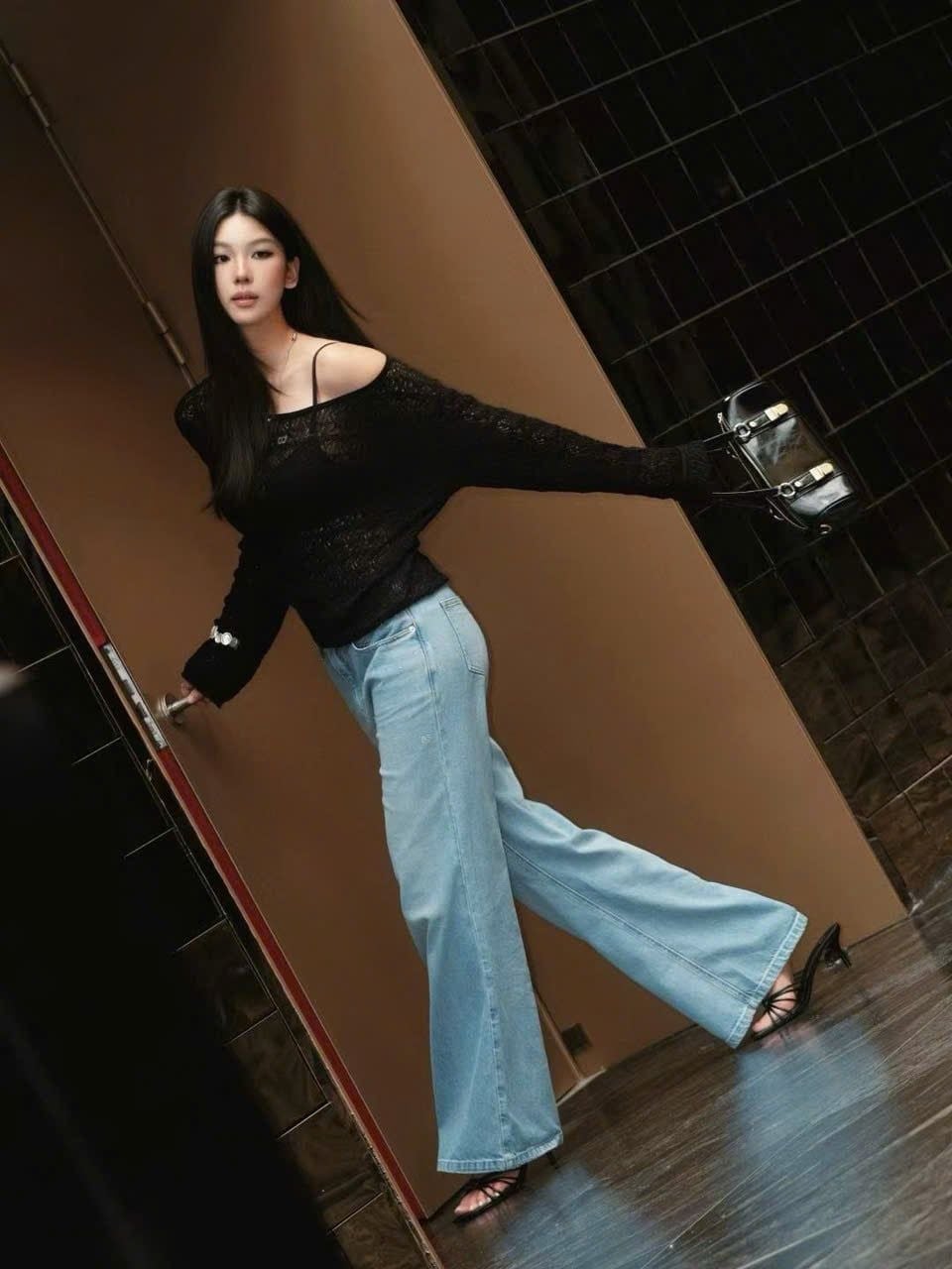  Áo Len Đen Dệt Lưới Xuyên Thấu 