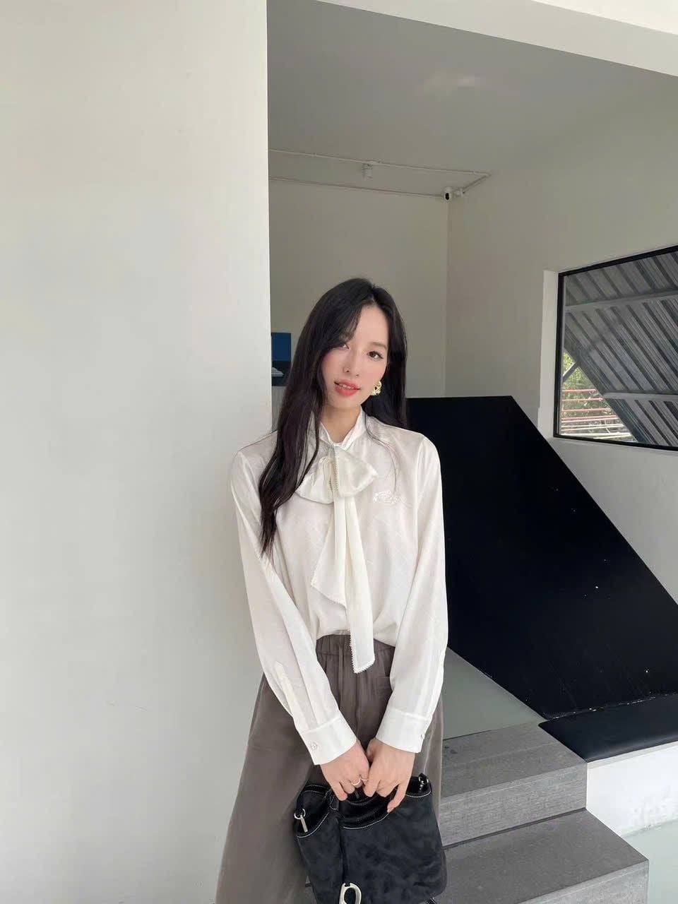  Áo sơ mi lụa trắng kẻ thoi , thắt dây 