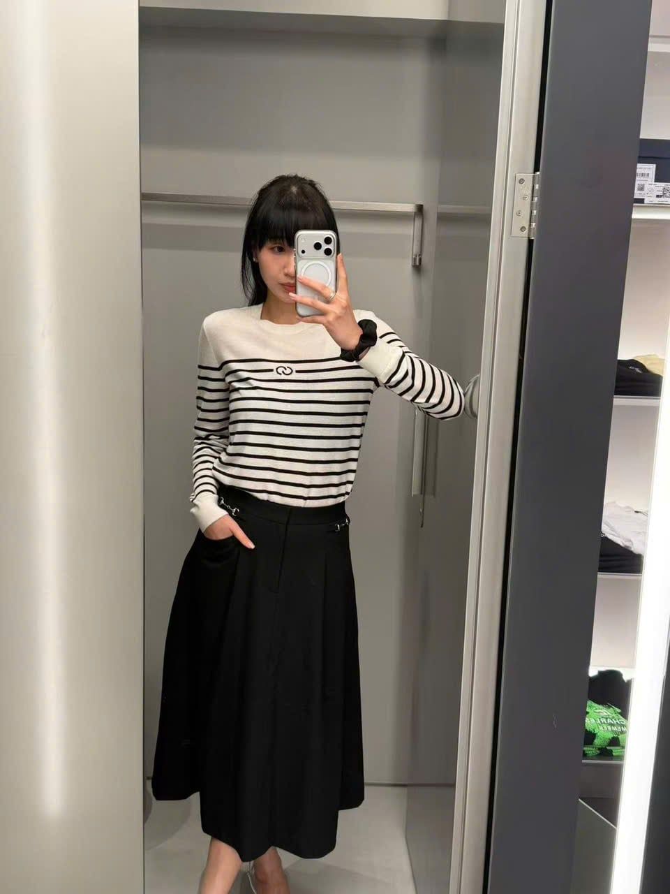  Áo Dài Tay Trắng Kẻ Đen Logo Tròn Ngực 