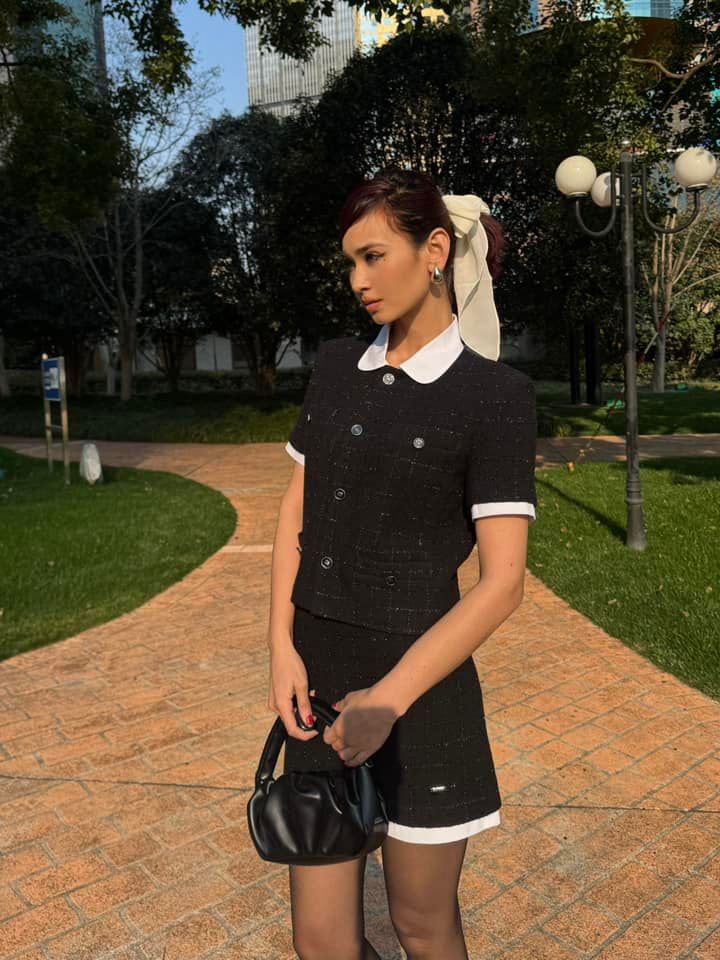  Áo Twed ngắn tay đen- Cổ trắng, tay viền trắng 