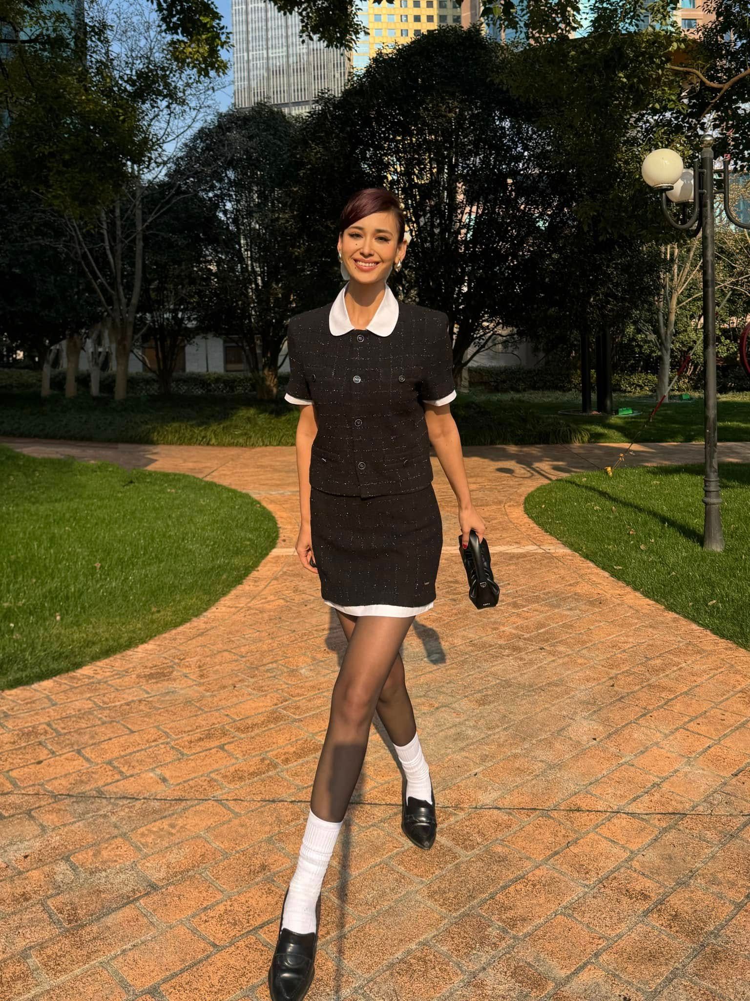  Áo Twed ngắn tay đen- Cổ trắng, tay viền trắng 