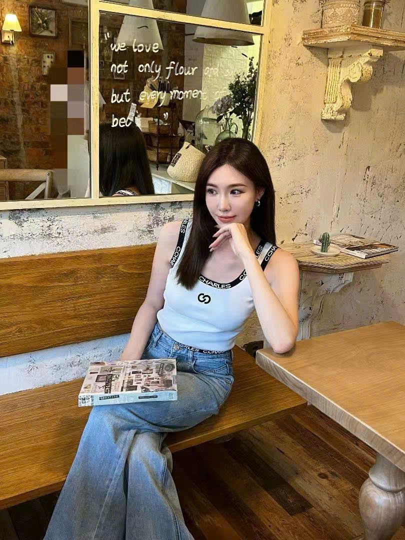  Jean xanh nhạt đính đá vẩy 