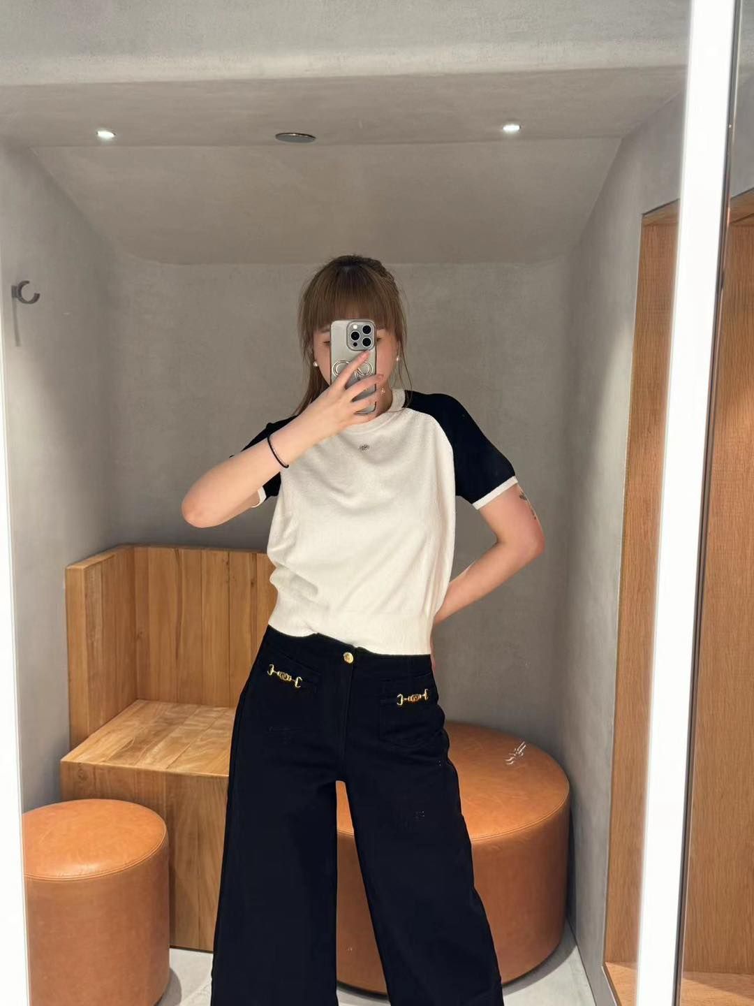  Áo len trắng tay đen - logo nhỏ đính đá 