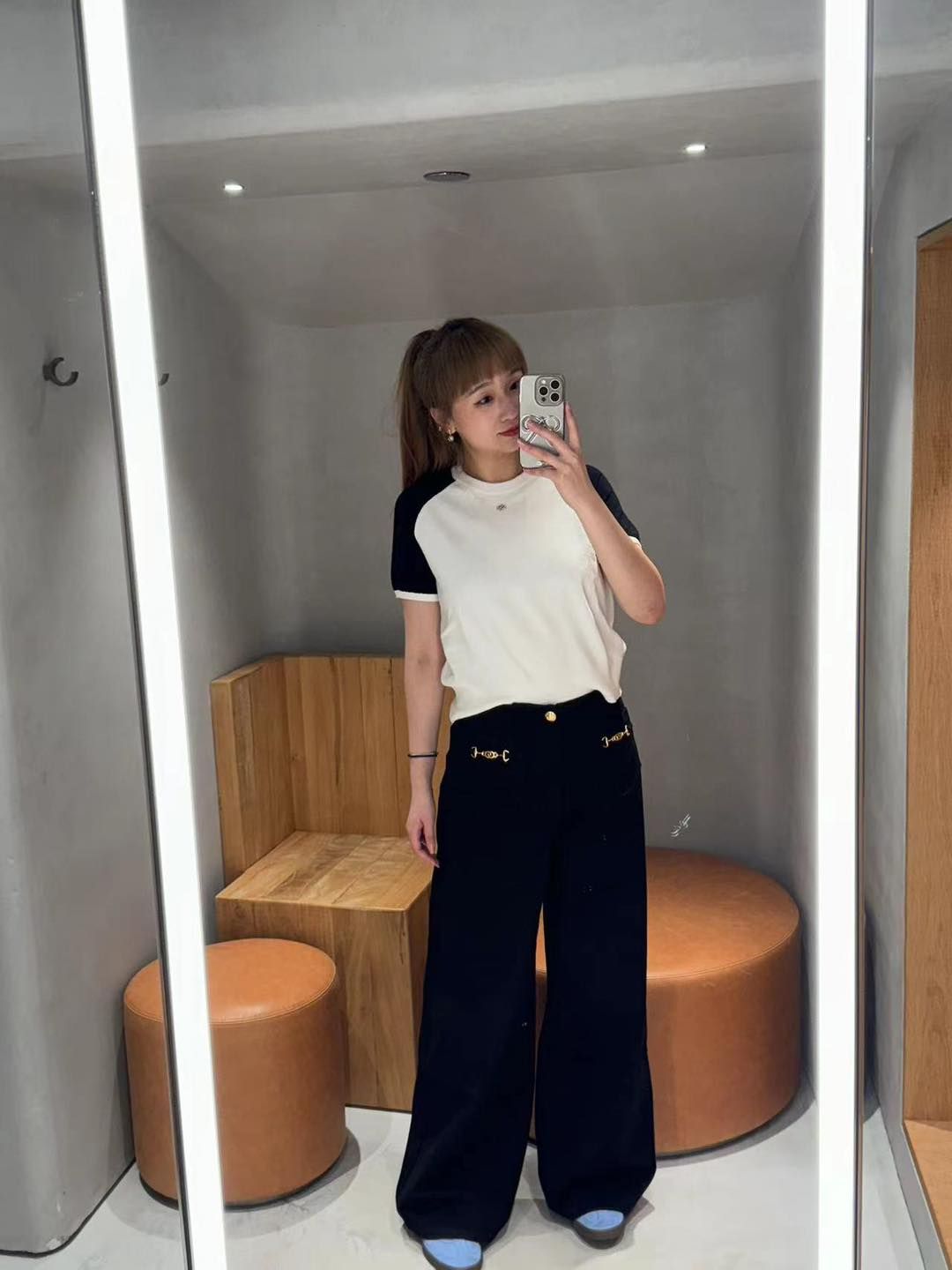  Áo len trắng tay đen - logo nhỏ đính đá 