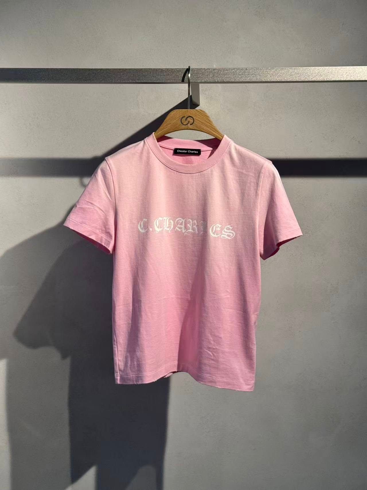  Áo phông hồng - chữ logo trắng 