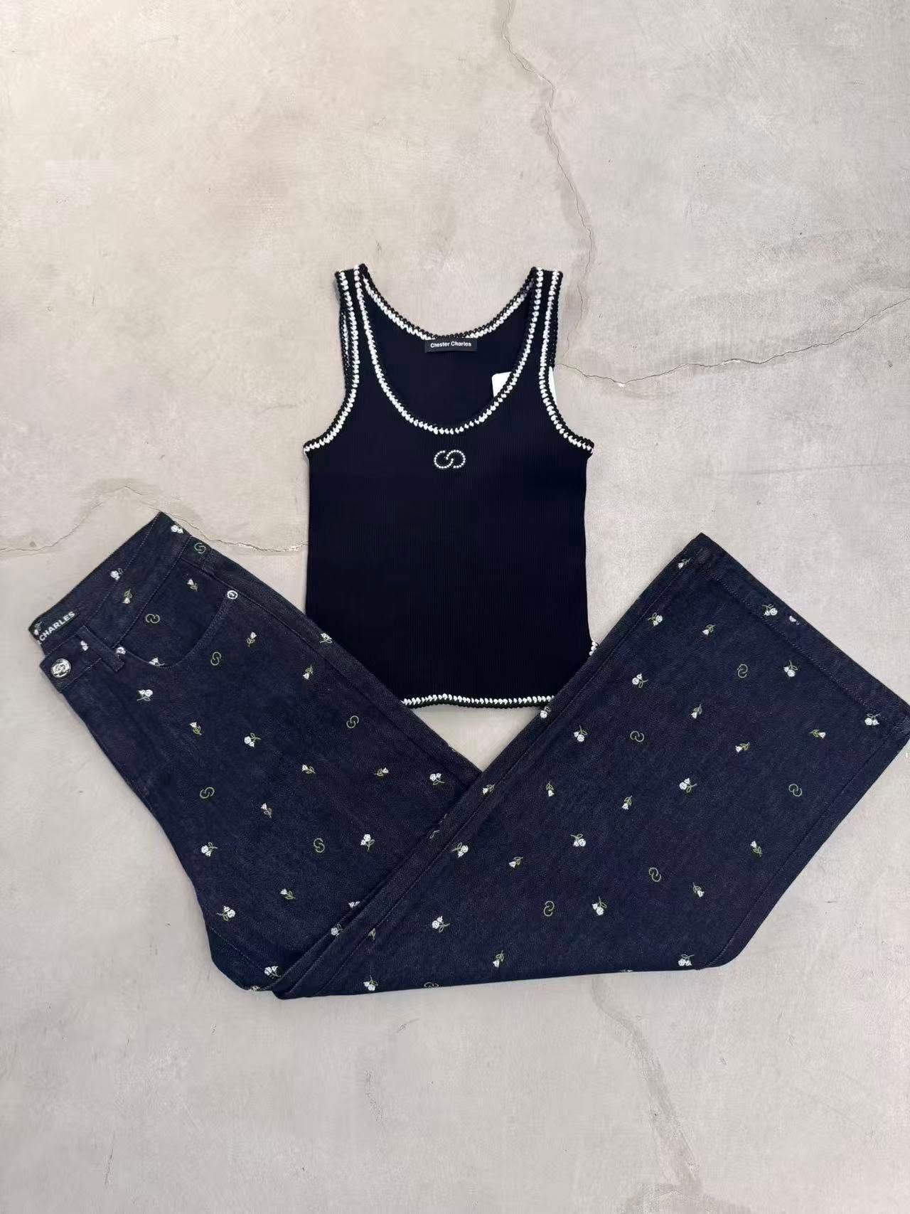  Quần jean đen thêu hoa nhí 