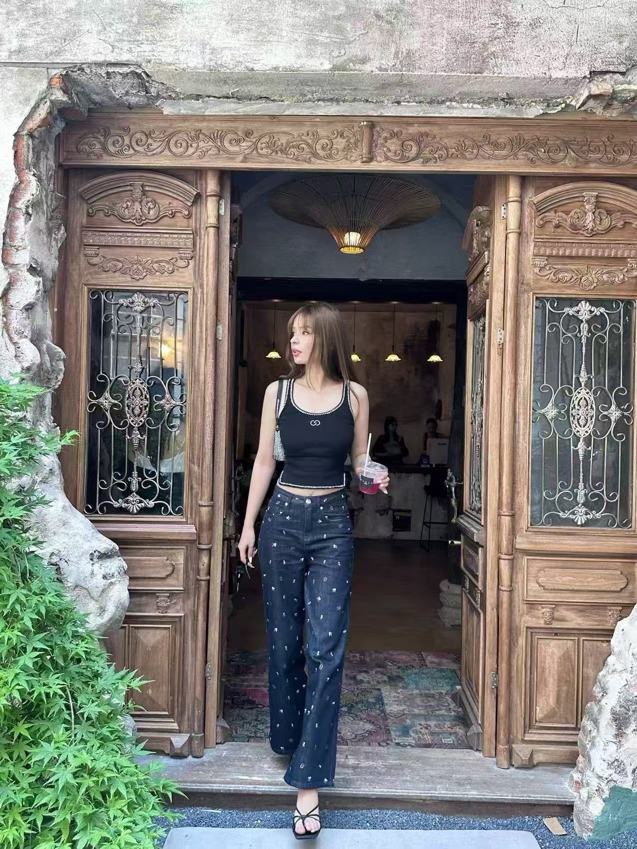  Quần jean đen thêu hoa nhí 