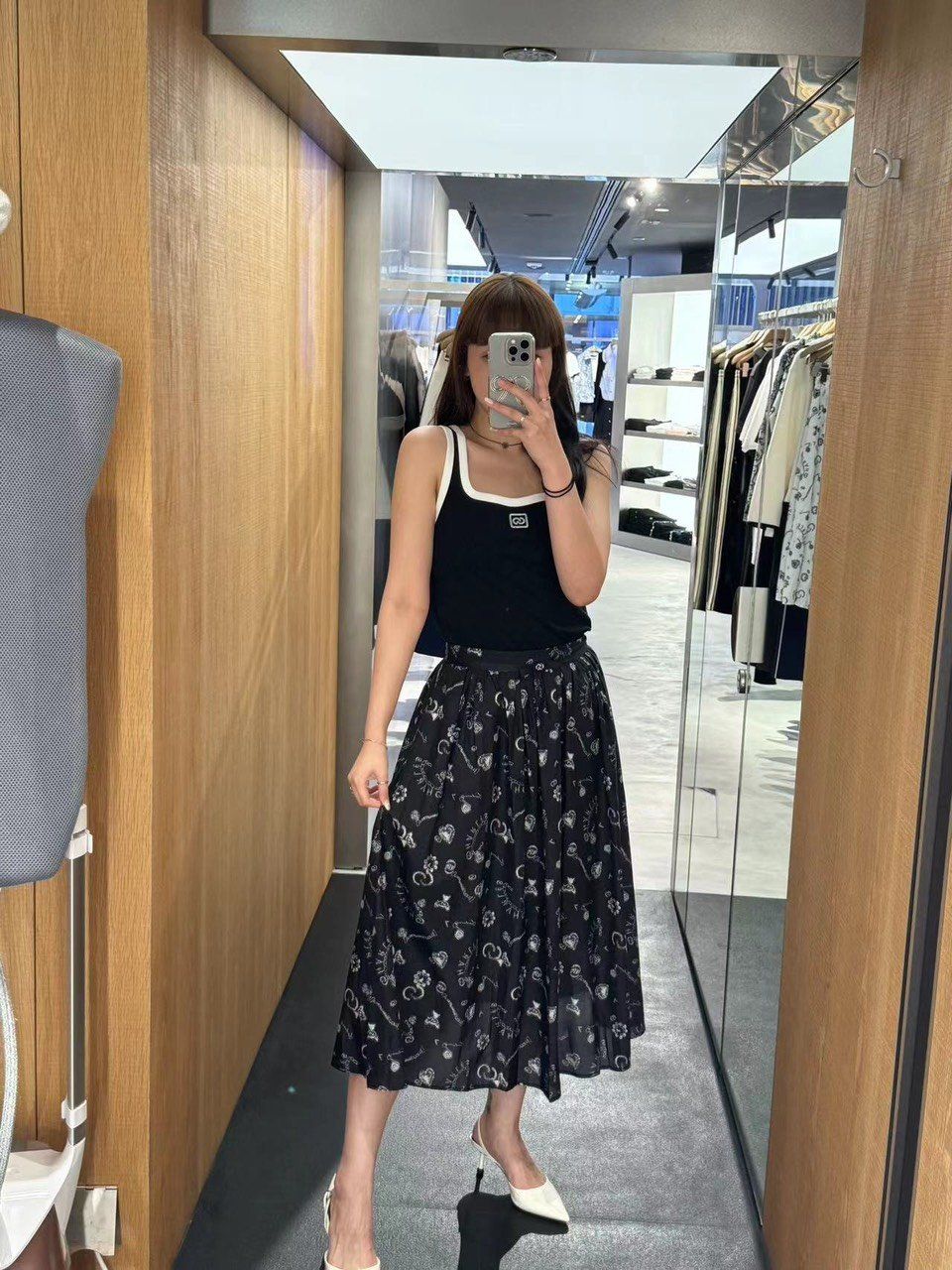  Chân váy đen - hoạ tiết hoa tim 