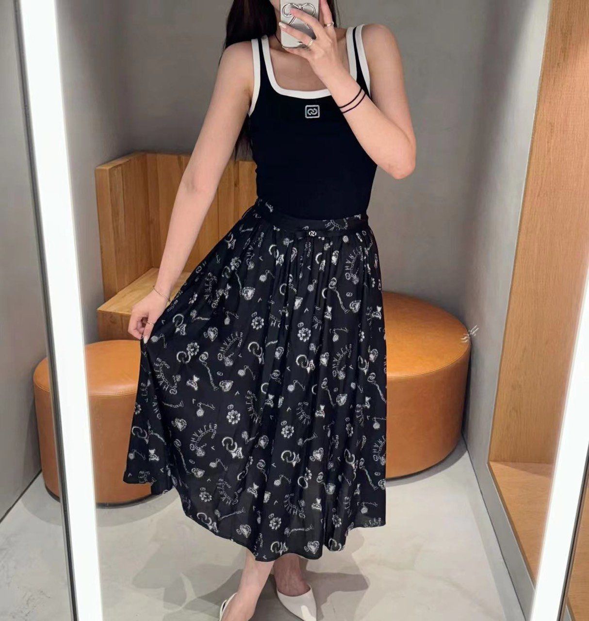  Chân váy đen - hoạ tiết hoa tim 
