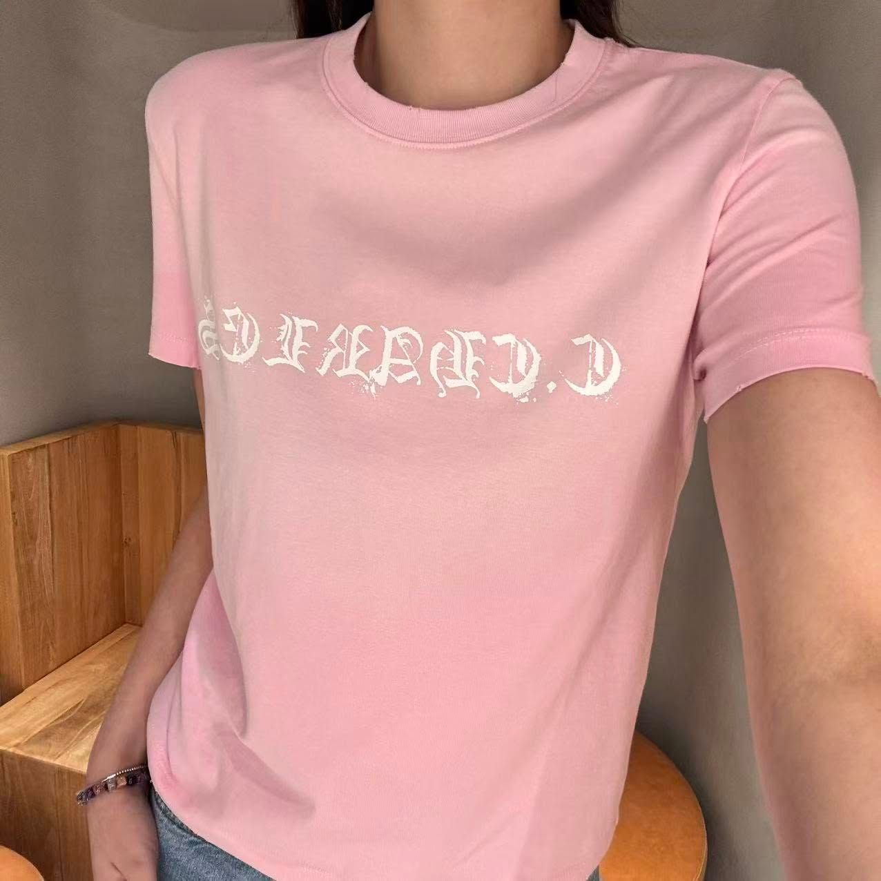  Áo phông hồng - chữ logo trắng 