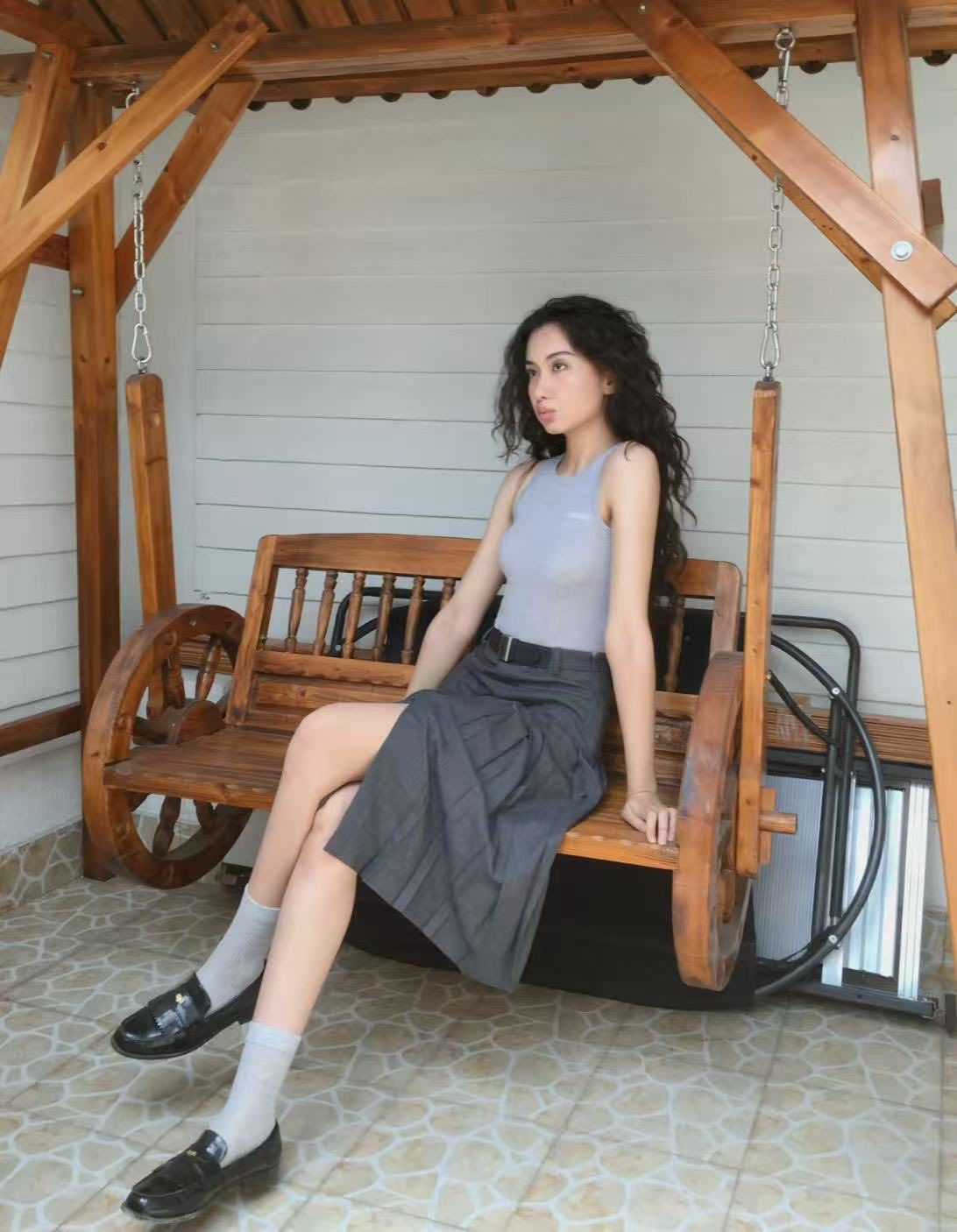  Chân váy xếp ly ghi xám dài kèm 1/2 Belt da 