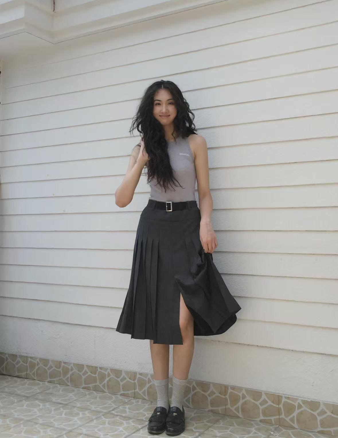  Chân váy xếp ly ghi xám dài kèm 1/2 Belt da 