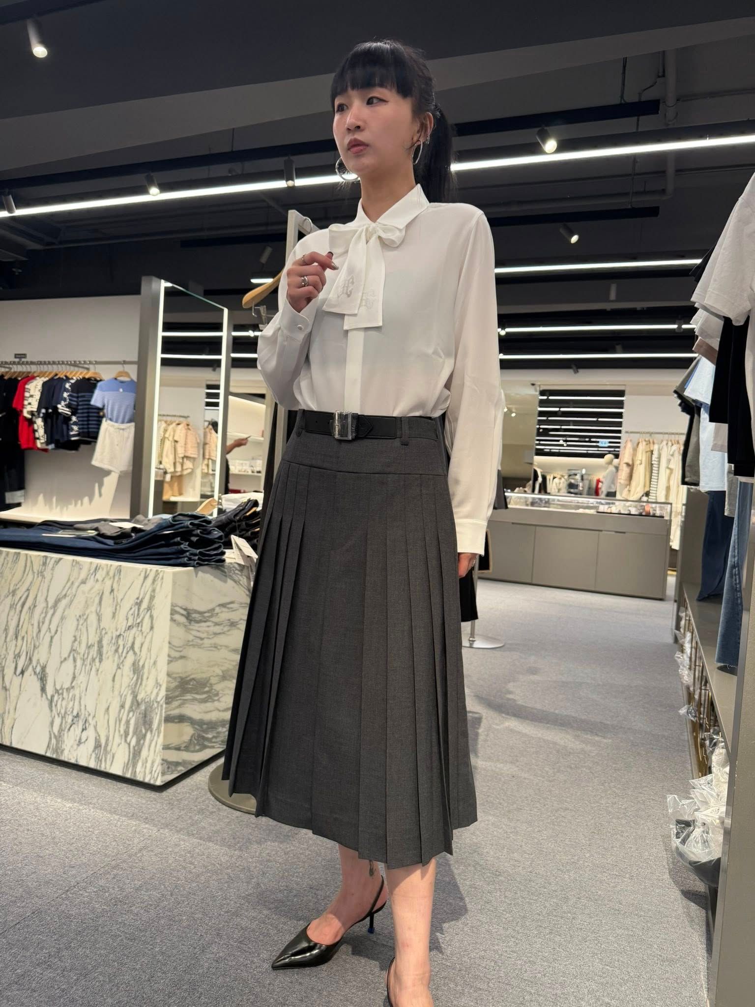  Chân váy xếp ly ghi xám dài kèm 1/2 Belt da 