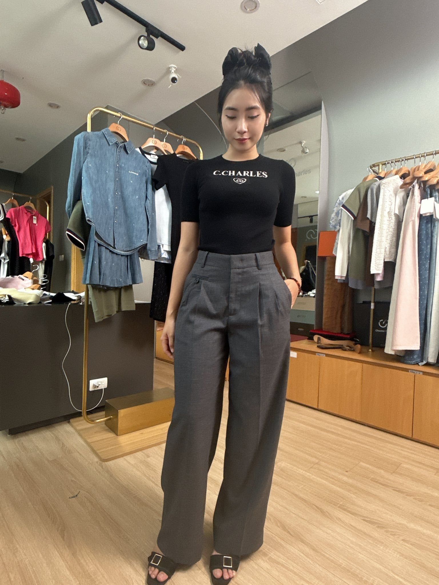  Quần tây xám ống rộng sọc dài xếp ly 