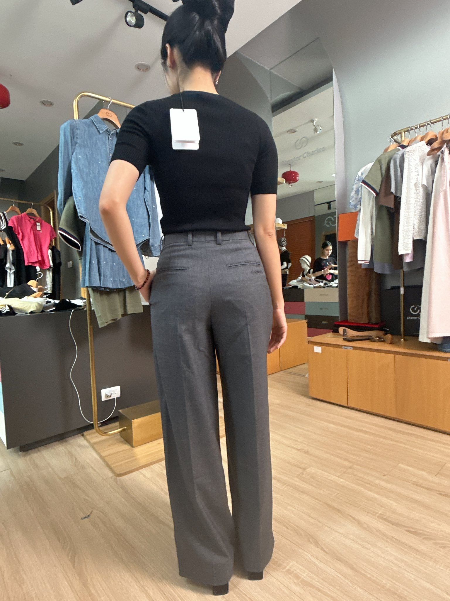  Quần tây xám ống rộng sọc dài xếp ly 