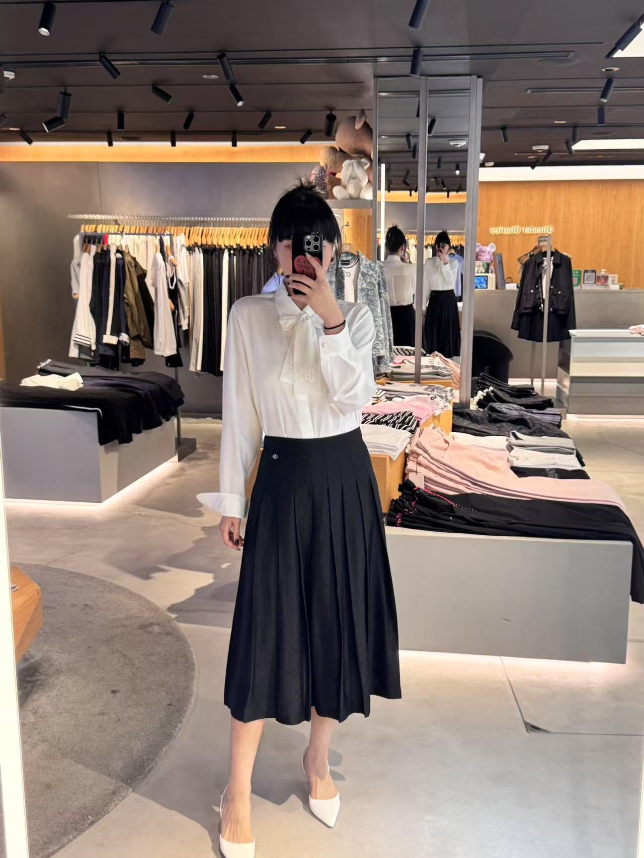  Áo sơ mi trắng thắt nơ cà vạt Logo CC 