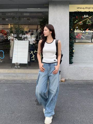  1.Quần jean xanh, vạt chéo Vẩy sơn 