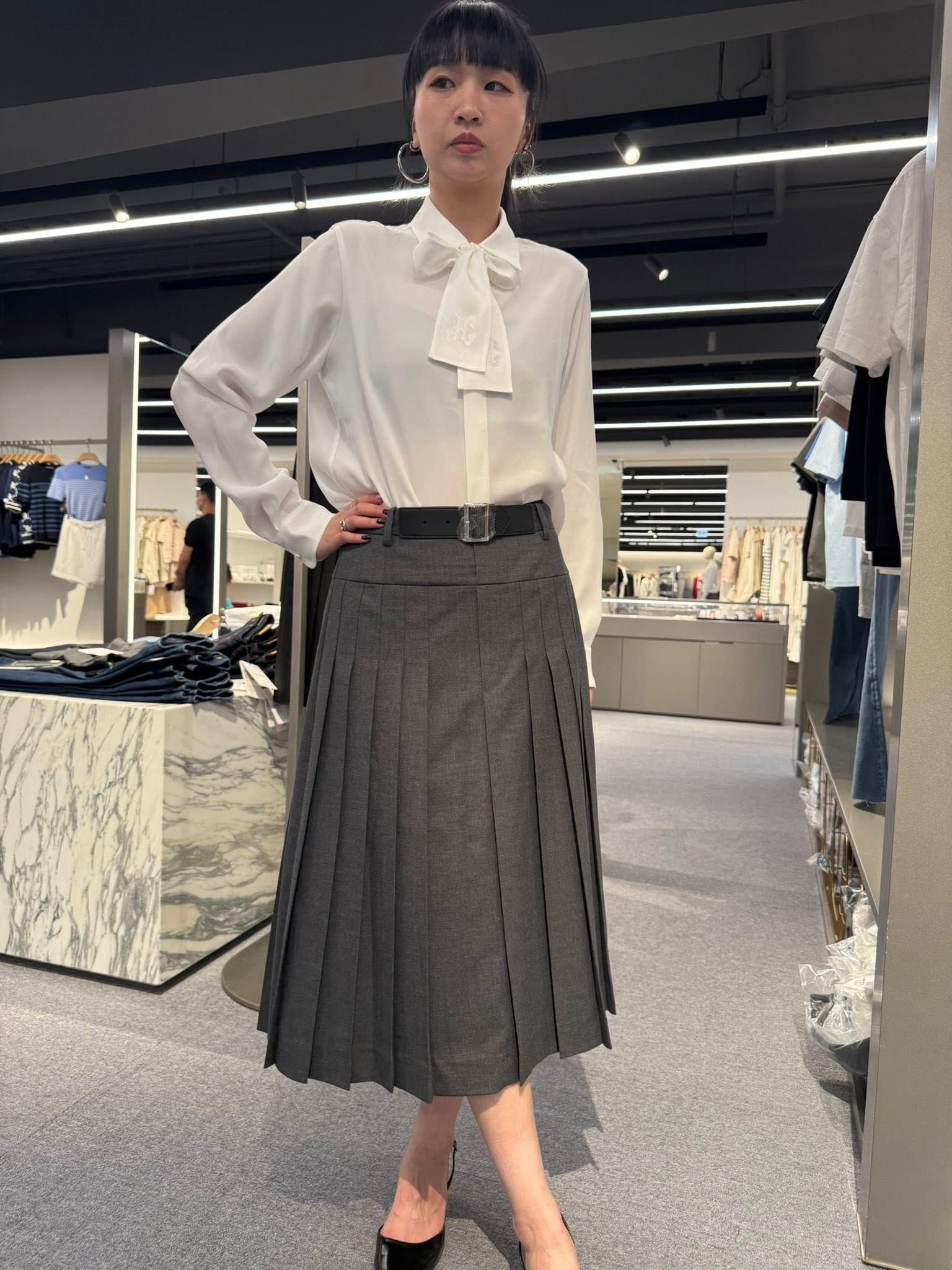  Chân váy xếp ly ghi xám dài kèm 1/2 Belt da 