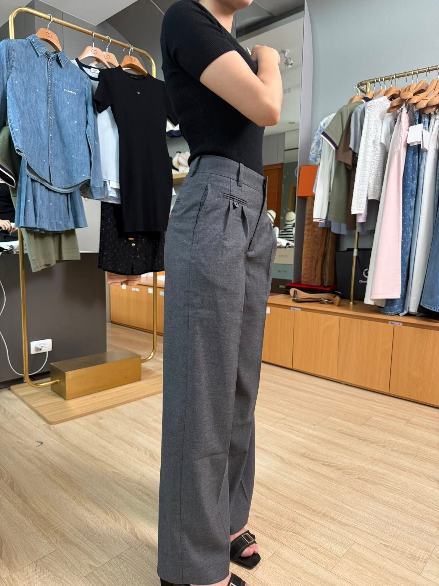  Quần tây xám ống rộng sọc dài xếp ly 