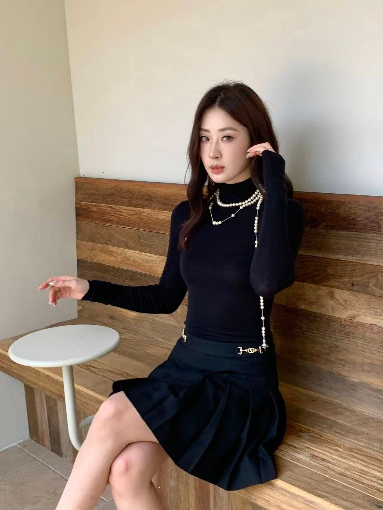  Áo len đen cao cổ, logo nhỏ 