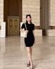 Váy body đen ôm vừa, logo ngực 