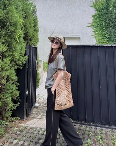  Quần đen logo túi viền đá nhỏ 