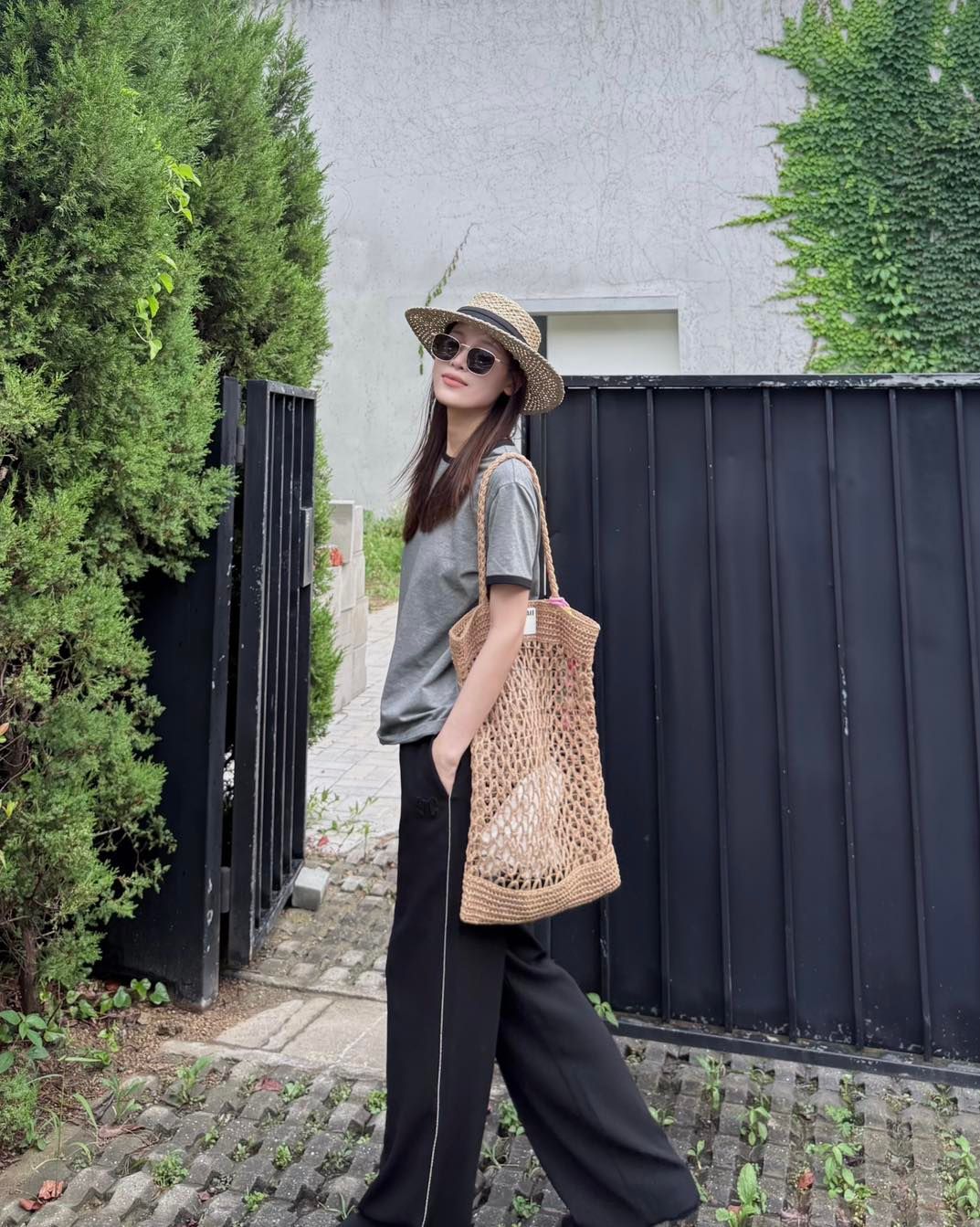  Quần đen logo túi viền đá nhỏ 