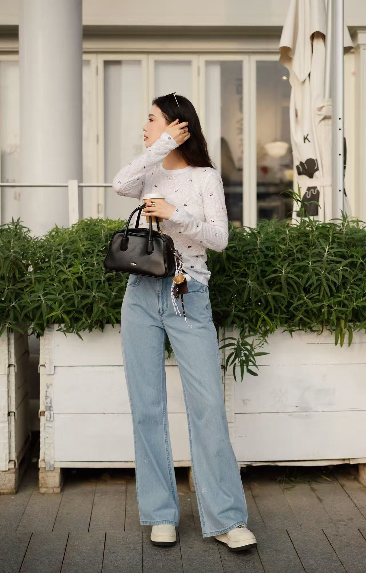  Áo thun trắng dài tay logo CC đen nhỏ 